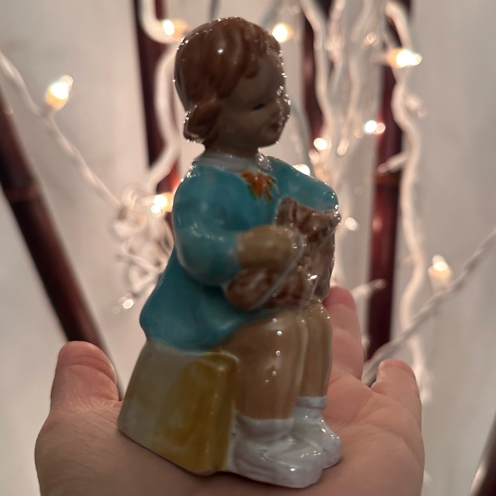 1930-1940’s Little girl cleaning shoes figurine